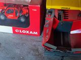 une boîte contenant un tracteur miniature à côté d'une autre boîte contenant un tracteur miniature