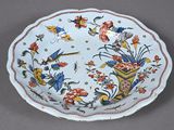 une assiette ornée d'un motif représentant un oiseau et une fleur