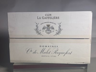 deux cartons de vin posés l'un à côté de l'autre sur une table