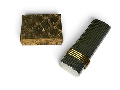 une image représentant une cigarette noire et dorée dans laquelle se trouve un briquet