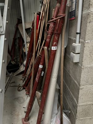 sous l'escalier : un lot d'étais