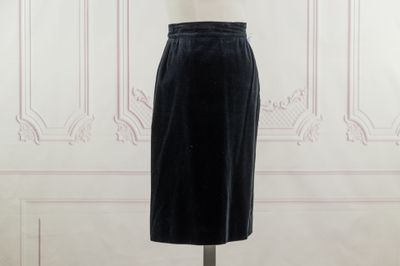jupe en velours noir sur un mannequin, un mannequin, un mannequin, un mannequin, un mannequin, un mannequin, un mannequin, un mannequin, un mannequin