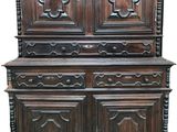l'image d'une armoire en bois surmontée de deux portes