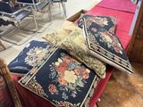 de nombreuses chaises et tables dans une pièce, recouvertes d'une nappe rouge