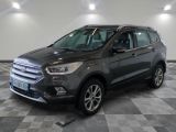 La Ford Escape est garée sur un sol à damier dans un garage