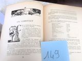 un livre sur lequel est collé un autocollant bleu, posé sur une table