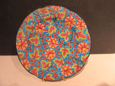 une assiette colorée ornée de fleurs, posée sur une table