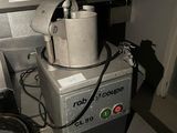 une machine posée sur une table dans une cuisine