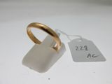 une bague en or à laquelle est attachée une étiquette de prix