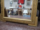 un miroir posé sur le sol d'une pièce