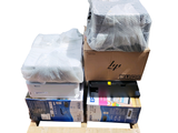 de nombreux cartons posés sur une palette