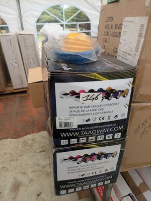 une pile de boîtes empilées les unes sur les autres
