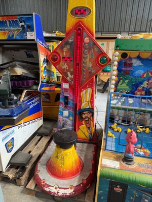 de nombreuses bornes d'arcade qui sont entreposées dans un entrepôt