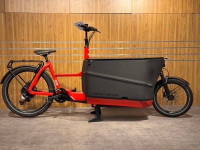 un vélo rouge avec une boîte noire à l'arrière