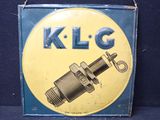 une image représentant un panneau bleu et jaune sur lequel figure le mot « klc »