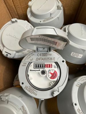 une boîte contenant toute une série de compteurs électriques de différents types