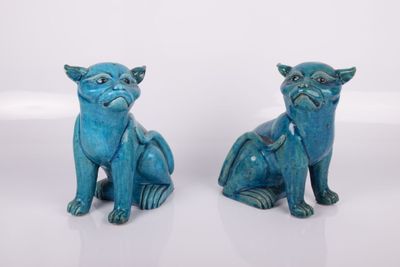 une paire de figurines de chats en céramique bleue sur fond blanc