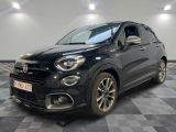 un SUV Fiat noir garé sur un sol à damier dans un parking