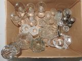 une boîte remplie de verres vides posée sur une table