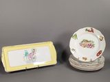 plusieurs assiettes et un plateau sur lesquels figure l'image d'une femme