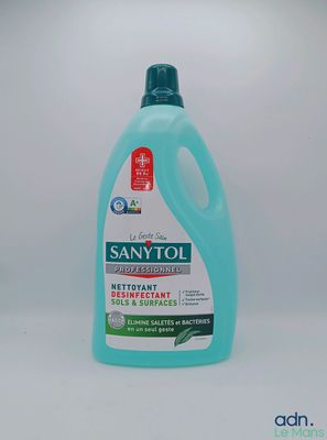 Une bouteille de Saniti est posée sur une surface blanche.