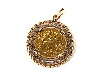 une image représentant un pendentif en forme de pièce d'or sur lequel figure un cheval