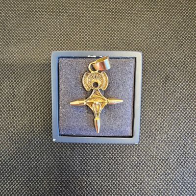 une image représentant une épingle sur laquelle figurent une boussole et une étoile
