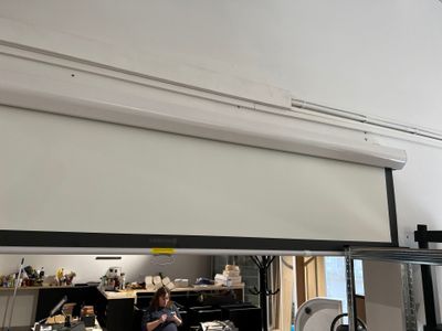 un homme debout devant un miroir dans une pièce