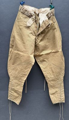 une photo d'un pantalon accroché au mur