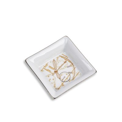 un gros plan sur une assiette blanche ornée d'un motif doré