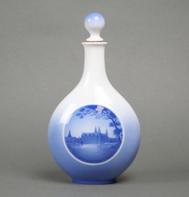 ROYAL COPENHAGUE Flacon en porcelaine à décor du Frederiksbo…