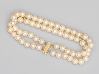 une paire de bracelets en perles et en or
