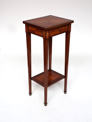 l'image d'une petite table en bois surmontée d'une étagère