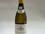une bouteille de vin posée sur une table