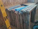 une photo d'une pièce avec une échelle et un tas de bois