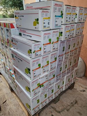 beaucoup de cartons empilés les uns sur les autres