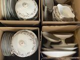 une boîte remplie d'assiettes et de bols