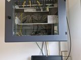 un ordinateur portable posé sur un bureau devant une armoire