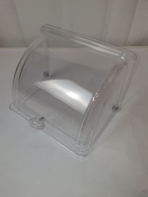une boîte en plastique transparent avec un couvercle, posée sur une table blanche