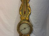 une horloge posée sur une surface blanche