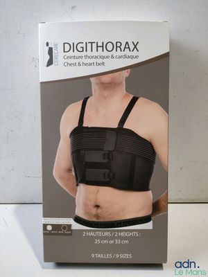 le dos d'une boîte sur laquelle figure la photo d'un homme portant un soutien-gorge noir