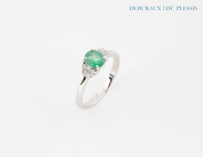 Gros plan sur une bague ornée d'une pierre verte
