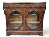 une vieille armoire en bois surmontée de deux portes vitrées