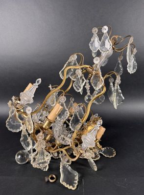 lustre en laiton et cristal orné de feuilles et de fleurs sur fond noir