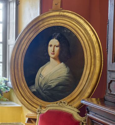 un tableau représentant une femme assise sur une chaise dans une pièce