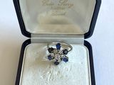 une bague qui se trouve dans une boîte sur une table