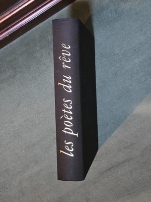 un livre posé par terre à côté d'une chaise