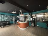 un bar avec un comptoir et des chaises dans une pièce