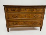 une commode en bois sur fond blanc