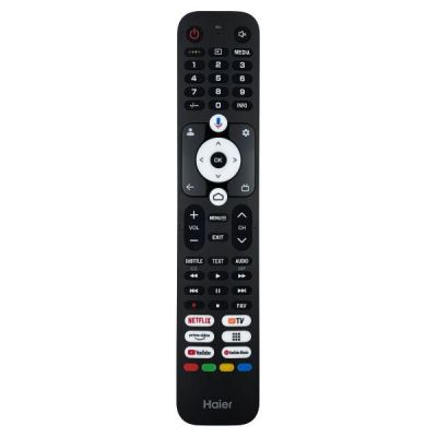 un gros plan d'une télécommande sur fond blanc